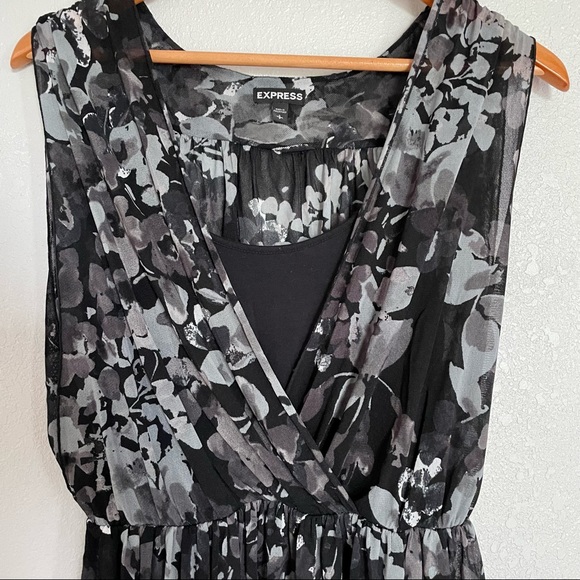 Express - Sleeveless Gray Floral Top - Size S/P - Picture 4 of 6